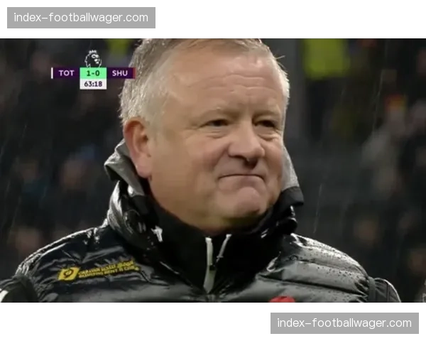 镜头捕捉:场边教练席,里昂主帅与第四官员就一次越位判罚激烈交流 镜头捕捉:场边教练席,里昂主帅与第四官员就一次越位判罚激烈交流