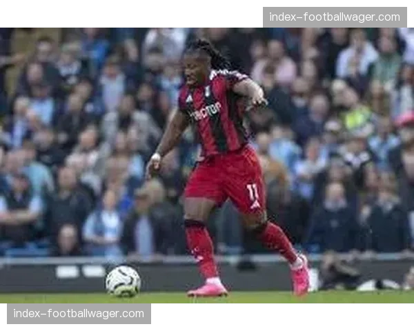 特写镜头：斯特拉斯堡前锋在两次错失传中机会后掩面叹息